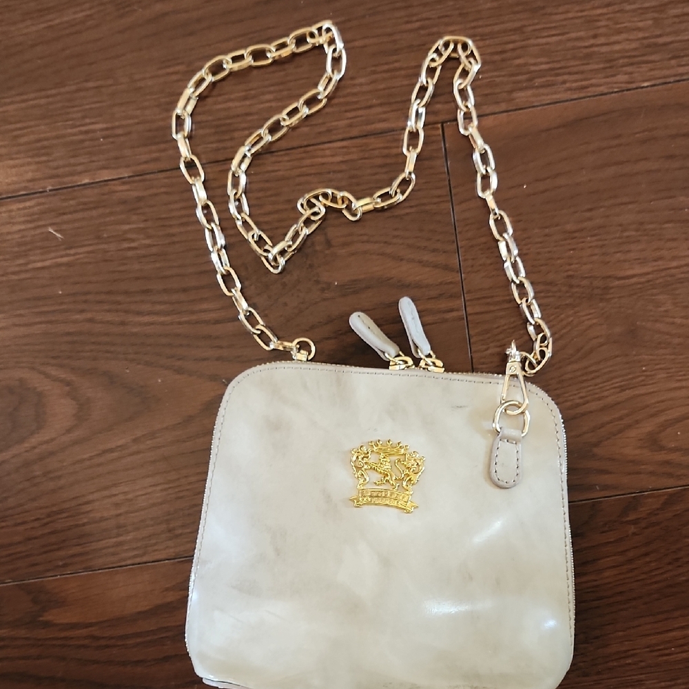 Elegant Cream and Gold Crossbody Bag with Textured Design